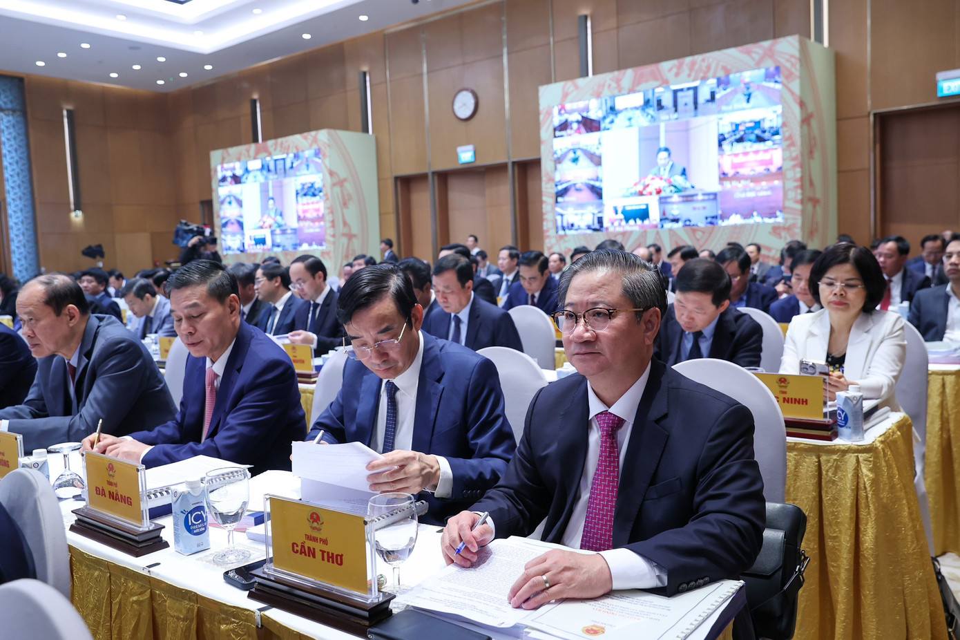 Lãnh đạo các địa phương tham dự Hội nghị tại đầu cầu trụ sở Chính phủ. Ảnh: Nhật Bắc.