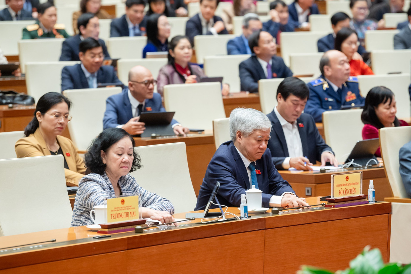 Các đại biểu Quốc hội biểu quyết thông qua Luật các Tổ chức tín dụng. Ảnh: Như Ý Các đại biểu Quốc hội biểu quyết thông qua Luật các Tổ chức tín dụng. Ảnh: Như Ý