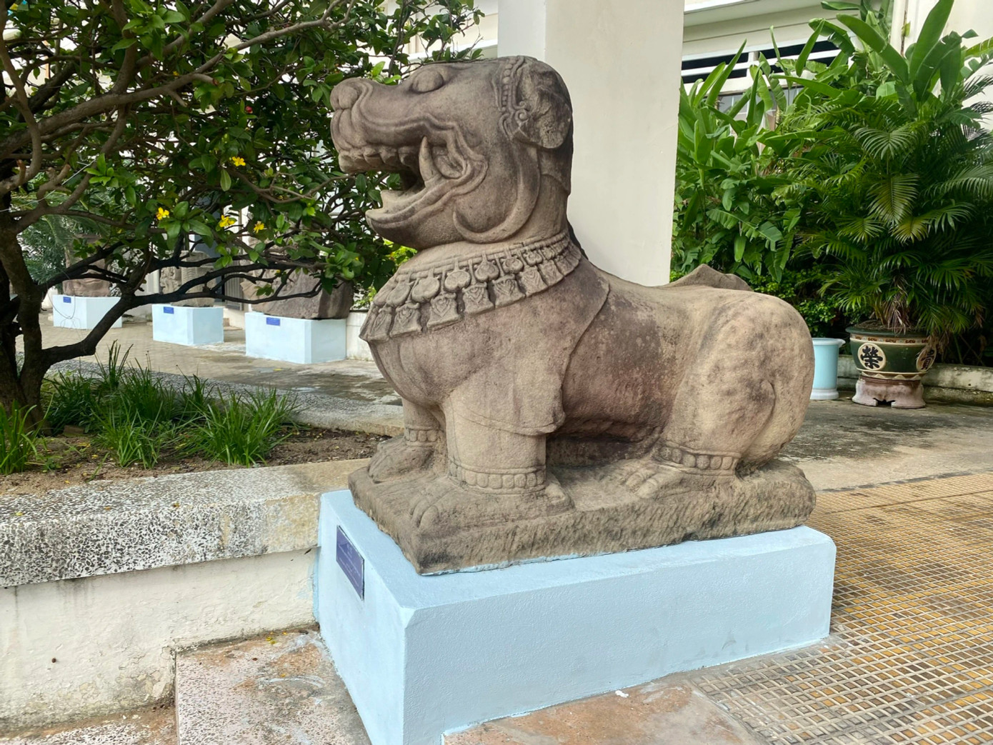 Tượng sư tử đá thành Đồ Bàn, niên đại: Cuối thế kỷ XI - đầu thế kỷ XII, hiện lưu giữ tại Bảo tàng tỉnh Bình Định.