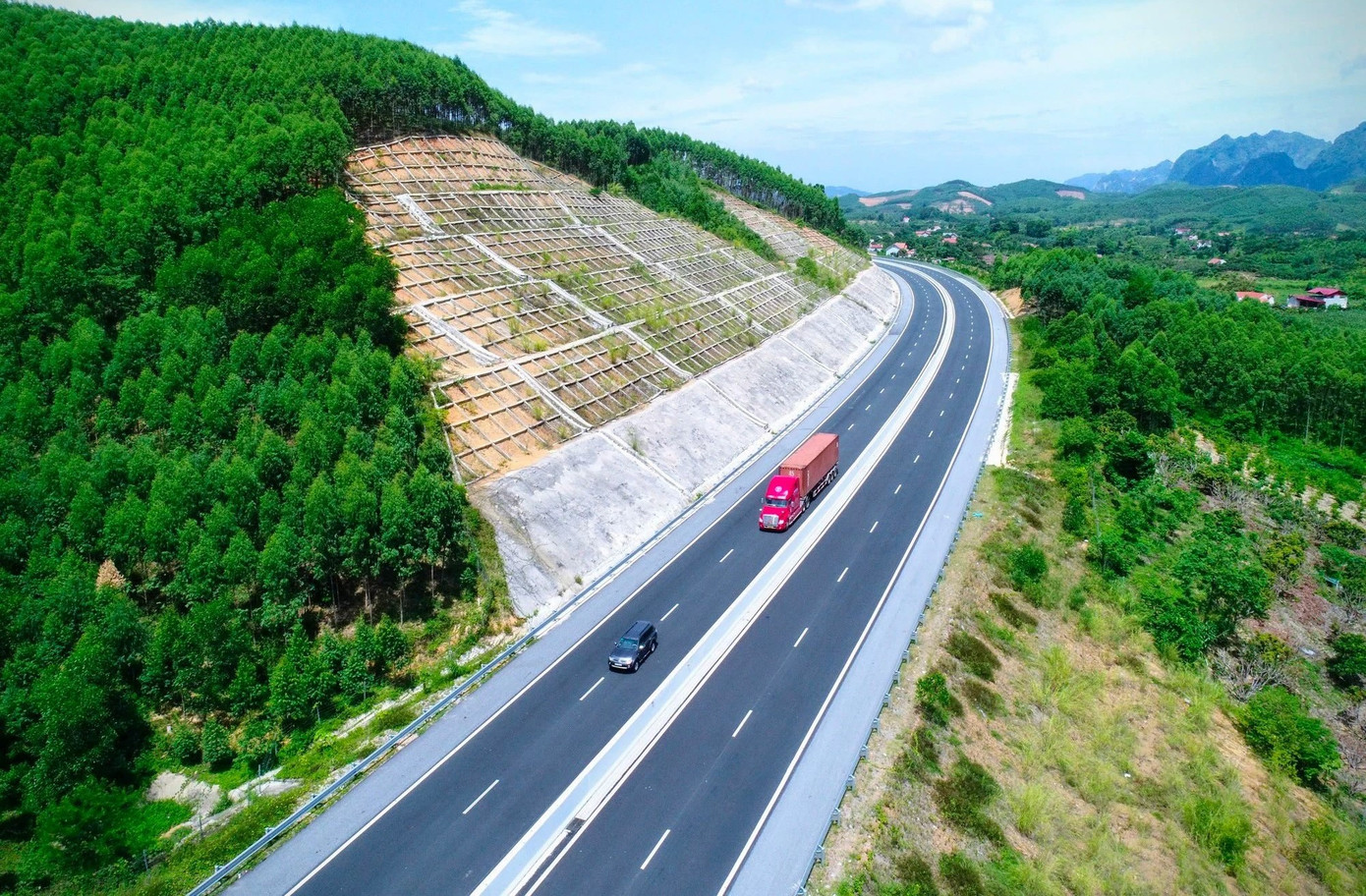 Thủ tướng yêu cầu phát huy tinh thần "vượt nắng, thắng mưa" trong triển khai thi công các dự án hạ tầng giao thông.