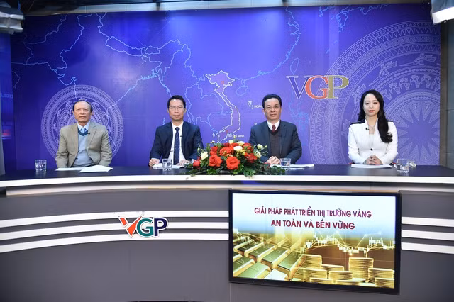 Các khách mời tại tọa đàm "Giải pháp phát triển thị trường vàng an toàn và bền vững”. Các khách mời tại tọa đàm "Giải pháp phát triển thị trường vàng an toàn và bền vững”.