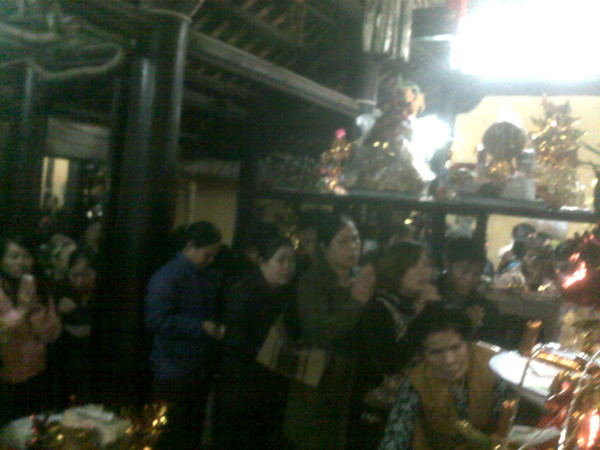 Năm nay cảnh chen lấn, xô đẩy trong đền không còn căng thẳng như những năm trước