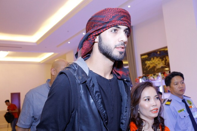 Ngoài điện thoại, máy ảnh, mắt kính, của Omar, chương trình còn đấu giá bữa ăn tối với anh