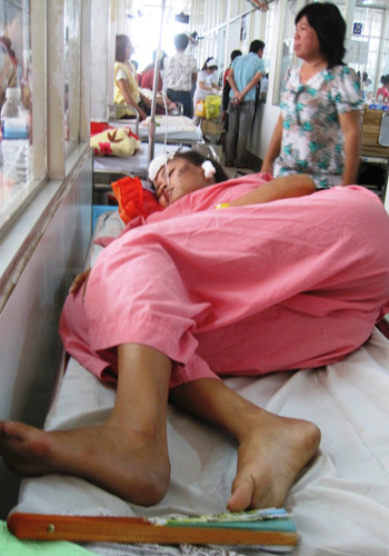 Chị Hương đứng cạnh giường bệnh của Vân, nhân chứng của vụ tai nạn đang kể lại sự việc.