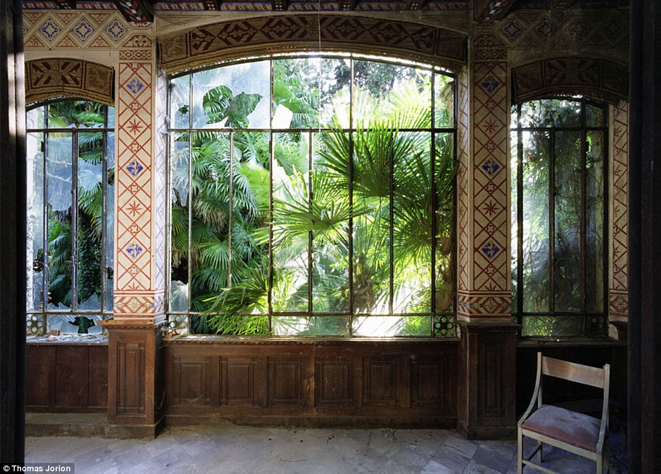 Một góc biệt thự ở tầng một gần gũi với thiên nhiên