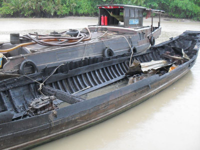 Chiếc ghe bị cháy