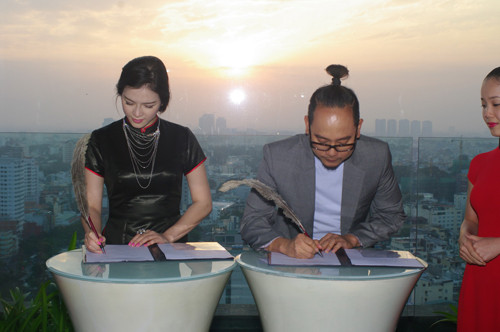 Lý Nhã Kỳ và NTK Võ Việt Chung trong buổi họp báo