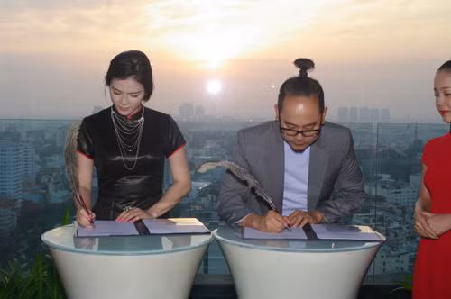 Lý Nhã Kỳ và NTK Võ Việt Chung trong buổi họp báo