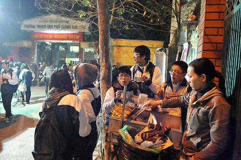 Hàng quán ăn tối mọc lên quanh các trường khiến nhiều người lo lắng về vệ sinh an toàn thực phẩm. Ảnh: Hoàng Hà (VnExpress). Hàng quán ăn tối mọc lên quanh các trường khiến nhiều người lo lắng về vệ sinh an toàn thực phẩm. Ảnh: Hoàng Hà (VnExpress)