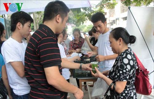 Bị đe dọa vì phát cơm miễn phí cho thí sinh thi Đại học ảnh 2