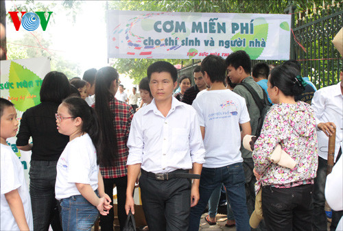 Bị đe dọa vì phát cơm miễn phí cho thí sinh thi Đại học ảnh 11