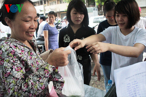 Bị đe dọa vì phát cơm miễn phí cho thí sinh thi Đại học ảnh 8