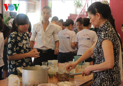 Bị đe dọa vì phát cơm miễn phí cho thí sinh thi Đại học ảnh 4