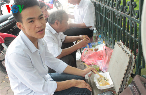 Bị đe dọa vì phát cơm miễn phí cho thí sinh thi Đại học ảnh 12