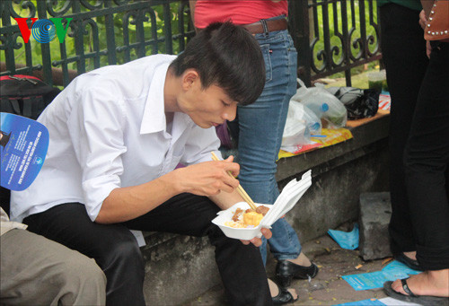 Bị đe dọa vì phát cơm miễn phí cho thí sinh thi Đại học ảnh 13