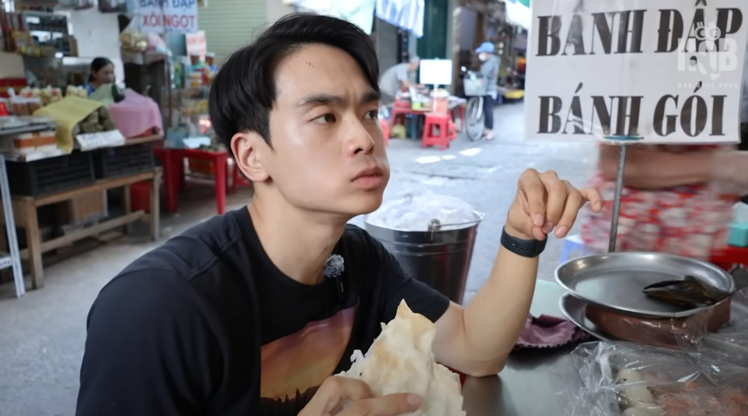 Khách Tây mê lòng lợn xào nghệ, ‘ăn sập’ món ngon ở chợ miền Trung giữa TPHCM ảnh 1