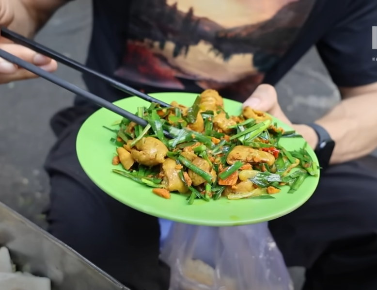 Khách Tây mê lòng lợn xào nghệ, ‘ăn sập’ món ngon ở chợ miền Trung giữa TPHCM ảnh 5