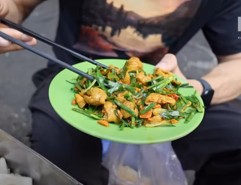Khách Tây mê lòng lợn xào nghệ, ‘ăn sập’ món ngon ở chợ miền Trung giữa TPHCM ảnh 5