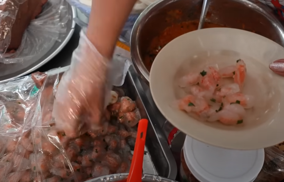 Khách Tây mê lòng lợn xào nghệ, ‘ăn sập’ món ngon ở chợ miền Trung giữa TPHCM ảnh 6