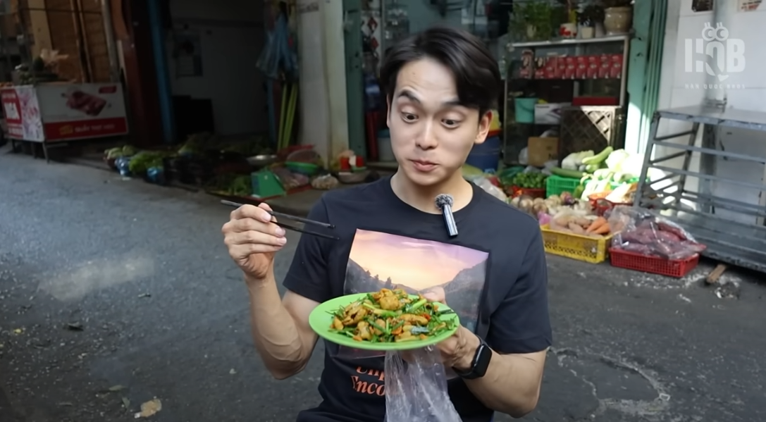 Khách Tây mê lòng lợn xào nghệ, ‘ăn sập’ món ngon ở chợ miền Trung giữa TPHCM ảnh 2