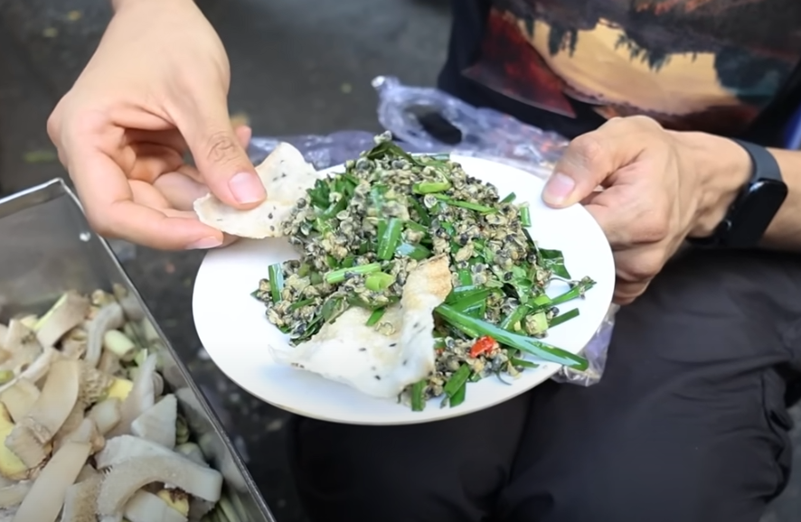 Khách Tây mê lòng lợn xào nghệ, ‘ăn sập’ món ngon ở chợ miền Trung giữa TPHCM ảnh 4