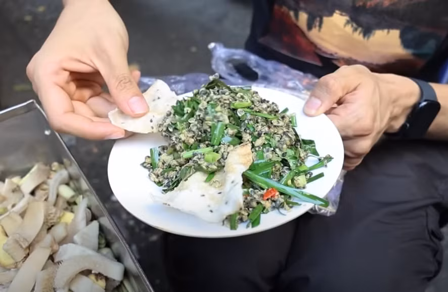 Khách Tây mê lòng lợn xào nghệ, ‘ăn sập’ món ngon ở chợ miền Trung giữa TPHCM ảnh 4