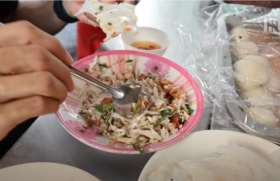 Khách Tây mê lòng lợn xào nghệ, ‘ăn sập’ món ngon ở chợ miền Trung giữa TPHCM ảnh 3