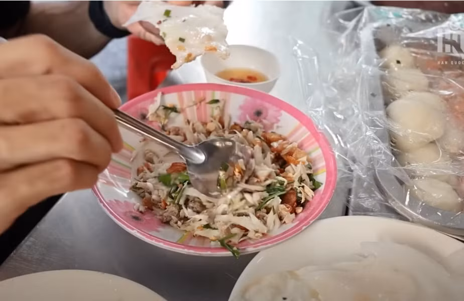 Khách Tây mê lòng lợn xào nghệ, ‘ăn sập’ món ngon ở chợ miền Trung giữa TPHCM ảnh 3