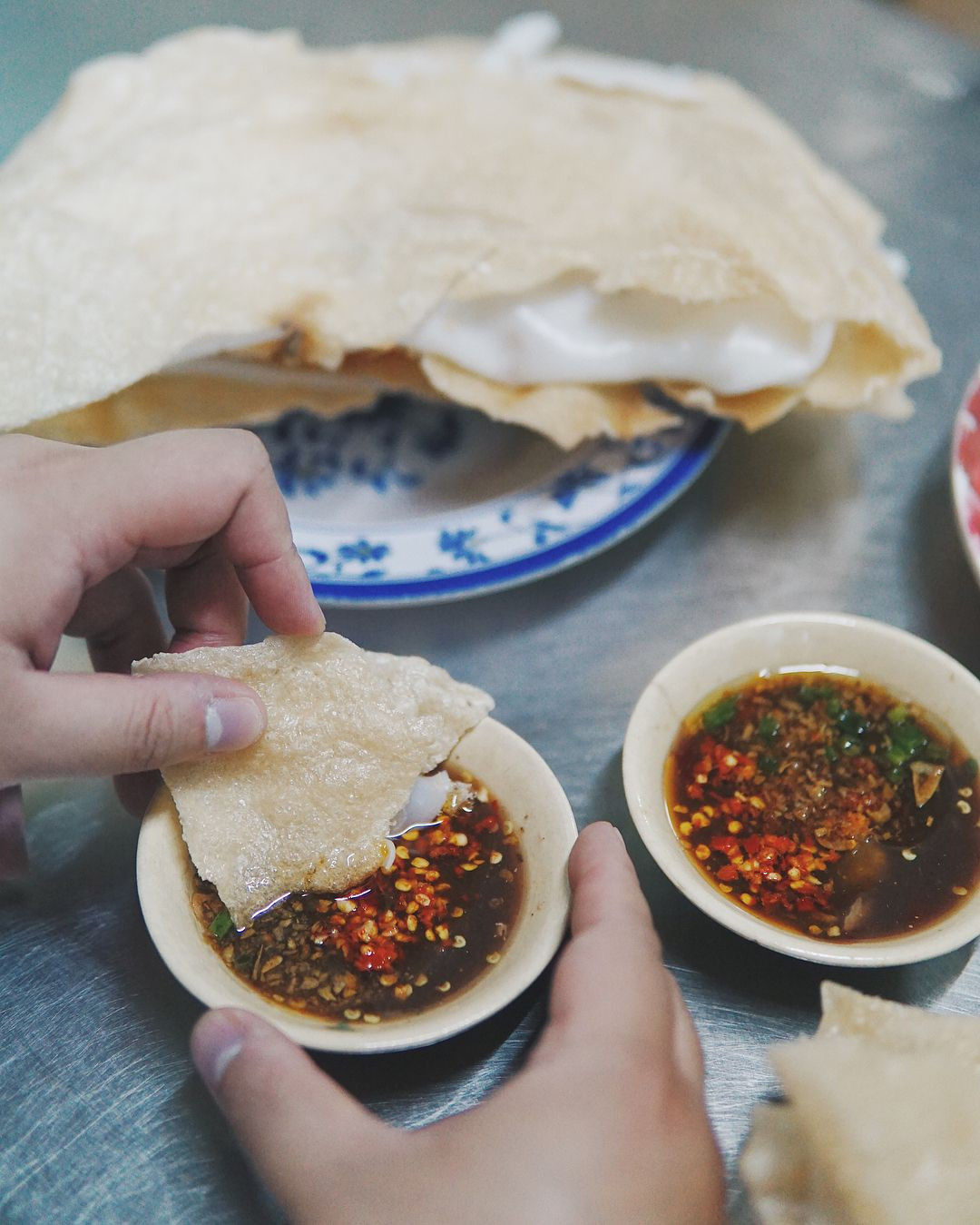 Khách Tây mê lòng lợn xào nghệ, ‘ăn sập’ món ngon ở chợ miền Trung giữa TPHCM ảnh 10