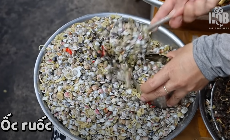 Khách Tây mê lòng lợn xào nghệ, ‘ăn sập’ món ngon ở chợ miền Trung giữa TPHCM ảnh 11