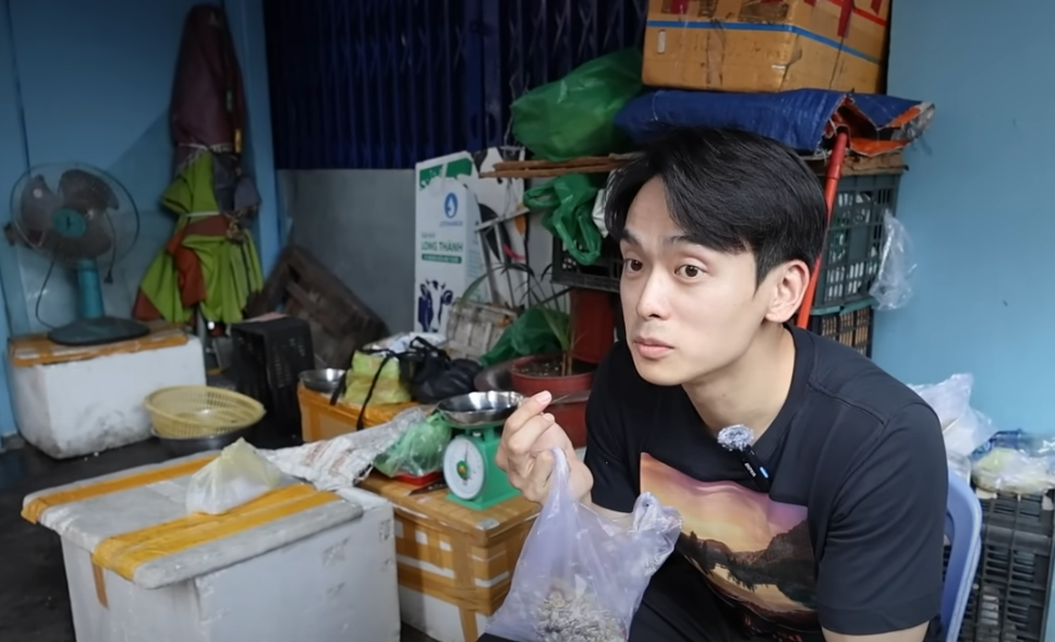 Khách Tây mê lòng lợn xào nghệ, ‘ăn sập’ món ngon ở chợ miền Trung giữa TPHCM ảnh 12