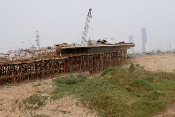 Cây câu vượt cắt ngang đại lộ Thăng Long đi vào khu sân vận động Mỹ Đình, sắt thép han rỉ, không một bóng công nhân. Không biết khi nào cây câu vượt cắt ngang đại lộ Thăng Long đi vào khu sân vận động Mỹ Đình mới xong.