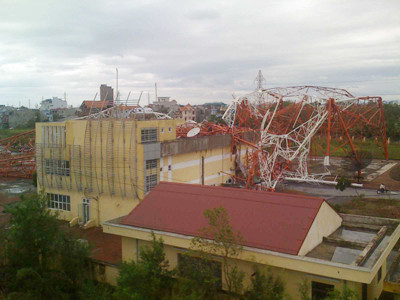 Cơn bão Sơn Tinh cuối tháng 10/2012 khiến tháp truyền hình cao 180m, trị giá hàng chục tỷ đồng ở Nam Định đổ sập. Ảnh: Minh Đức