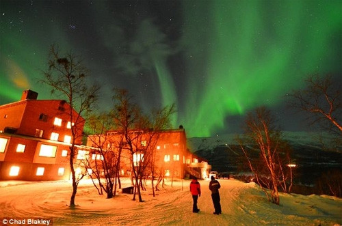 Cực quang ở phía Nam Iceland Cực quang ở gần thành phố Trondheim Nauy Cực quang ở gần thành phố Tromsoe, Bắc Nauy Hình ảnh cực quang ở Alnwick, Northumberland, Vương quốc Anh – nơi cực quang hiếm xuất hiện Vùng đất hoang Pennine tại vùng biên giới giữa County Durham và North Yorkshire Thị trấn Lakselv ở Porsanger Fjord, Nauy Donegal, Ireland