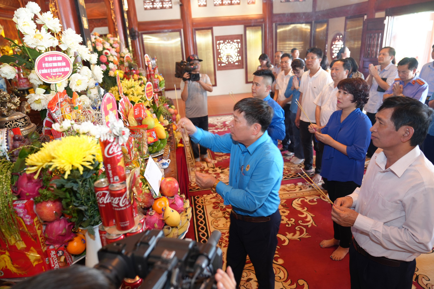 Đồng chí Nguyễn Văn Đông, Phó Chủ tịch thường trực Công đoàn viên chức VN; Lê Hồng Hạnh, Chủ tịch Công đoàn cơ quan Trung ương Đoàn dâng hương tại khu tưởng niệm các liệt sỹ (Ảnh: Kỳ Anh) Đồng chí Nguyễn Văn Đông, Phó Chủ tịch thường trực Công đoàn viên chức VN; Lê Hồng Hạnh, Chủ tịch Công đoàn cơ quan Trung ương Đoàn dâng hương tại khu tưởng niệm các liệt sỹ (Ảnh: Kỳ Anh)