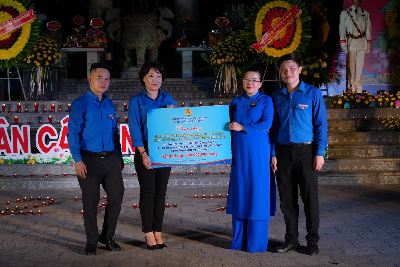 Đồng chí Lê Hồng Hạnh, Chủ tịch Công đoàn cơ quan Trung ương Đoàn, Khối trưởng Khối thi đua II trao tặng 02 Nhà tình nghĩa và nhiều phần quà ý nghĩa tại Hà Giang (Ảnh: Kỳ Anh) Đồng chí Lê Hồng Hạnh, Chủ tịch Công đoàn cơ quan Trung ương Đoàn, Khối trưởng Khối thi đua II trao tặng 02 Nhà tình nghĩa và nhiều phần quà ý nghĩa tại Hà Giang (Ảnh: Kỳ Anh)