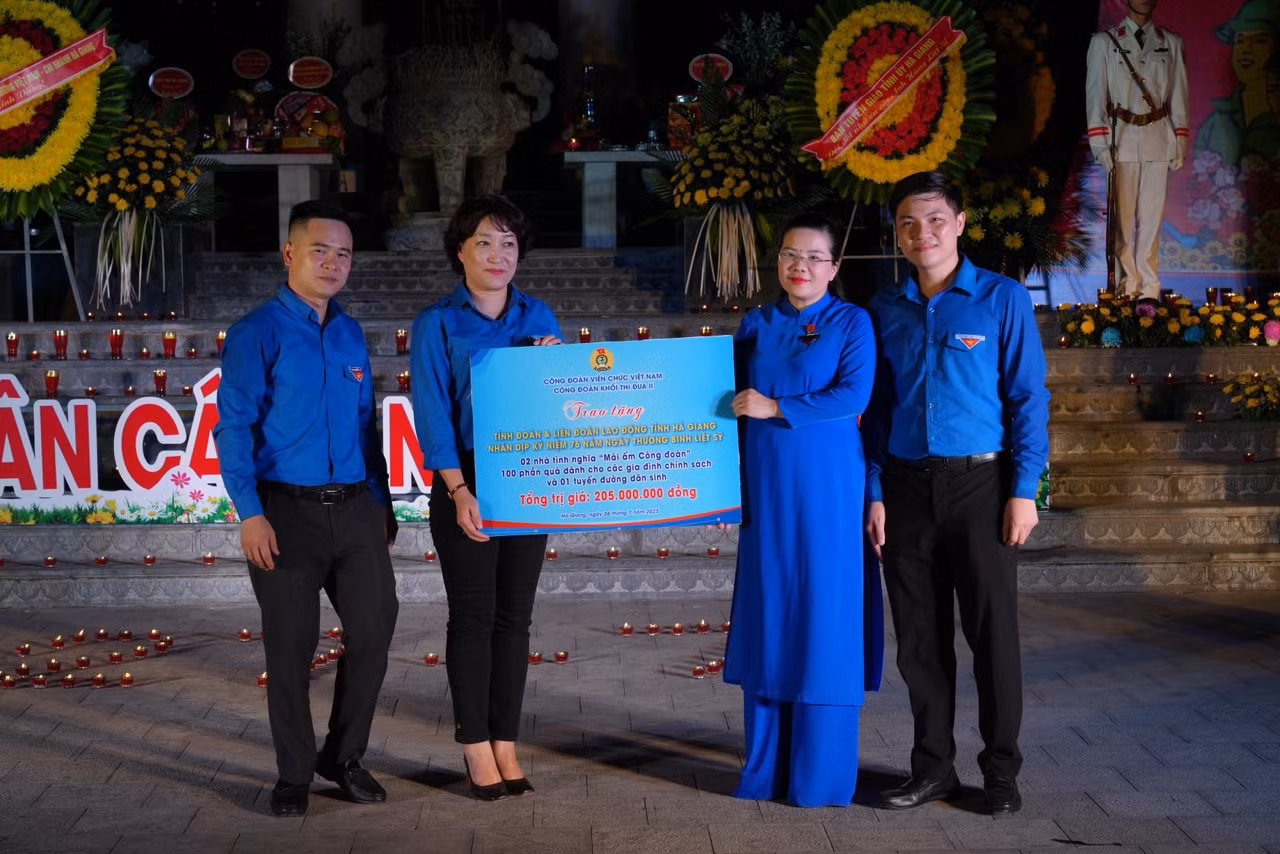 Đồng chí Lê Hồng Hạnh, Chủ tịch Công đoàn cơ quan Trung ương Đoàn, Khối trưởng Khối thi đua II trao tặng 02 Nhà tình nghĩa và nhiều phần quà ý nghĩa tại Hà Giang (Ảnh: Kỳ Anh)