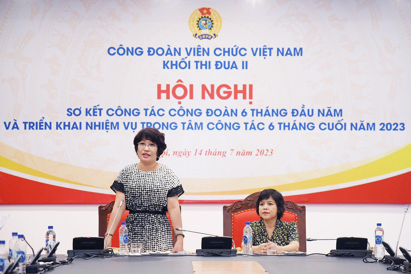 Chủ tịch Công đoàn cơ quan Trung ương Đoàn Lê Hồng Hạnh (Khối trưởng Khối thi đua II) phát biểu Chủ tịch Công đoàn cơ quan Trung ương Đoàn Lê Hồng Hạnh (Khối trưởng Khối thi đua II) phát biểu