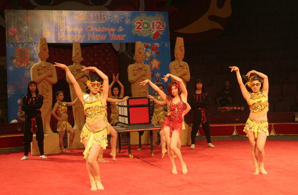 Những động tác vũ đạo mạnh mẽ, uyển chuyển đựoc nhiều vũ công thể hiện