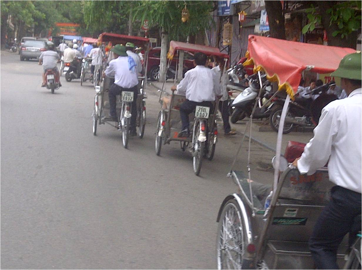 Xích lô nối hàng dài trên phố