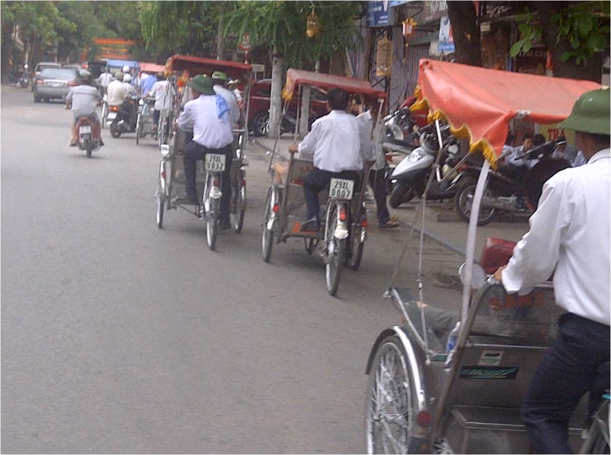 Xích lô nối hàng dài trên phố