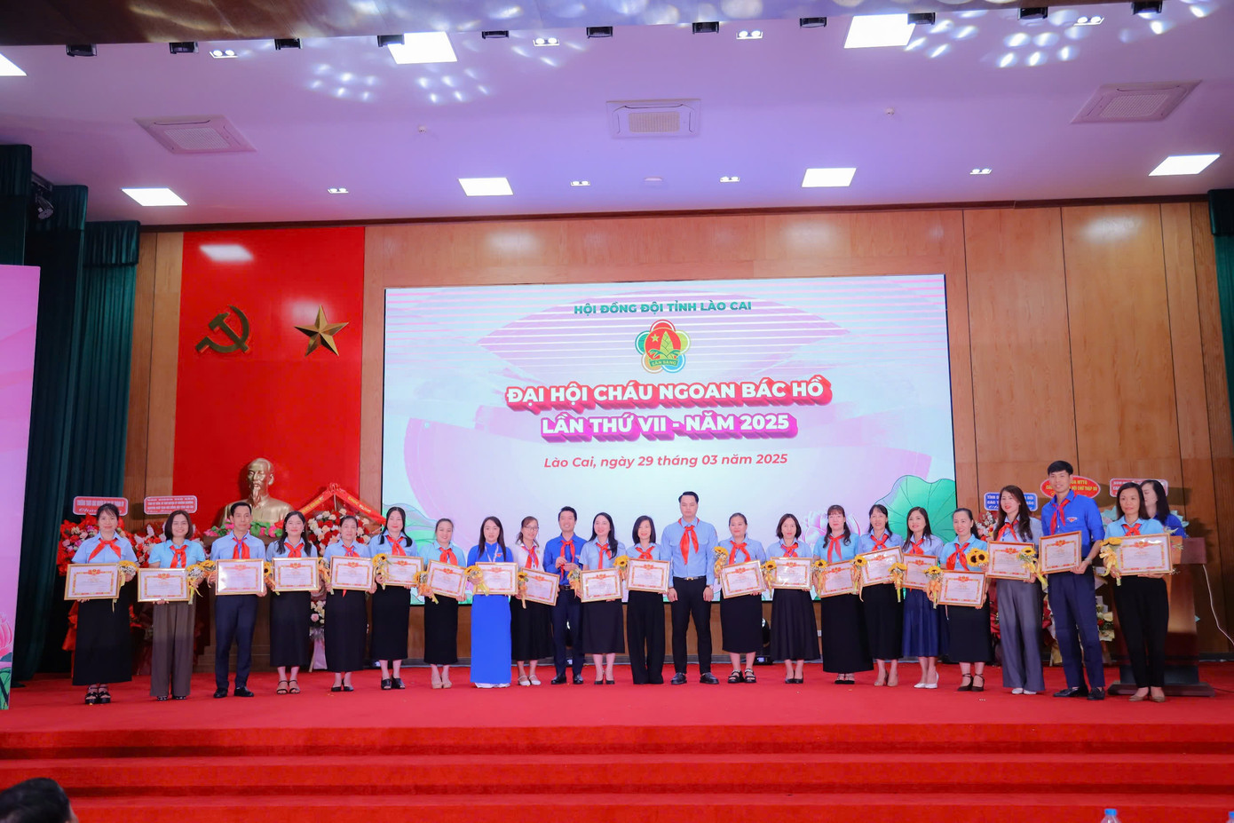 Tuyên dương giáo viên, phụ trách Đội có thành tích xuất sắc Tuyên dương giáo viên, phụ trách Đội có thành tích xuất sắc