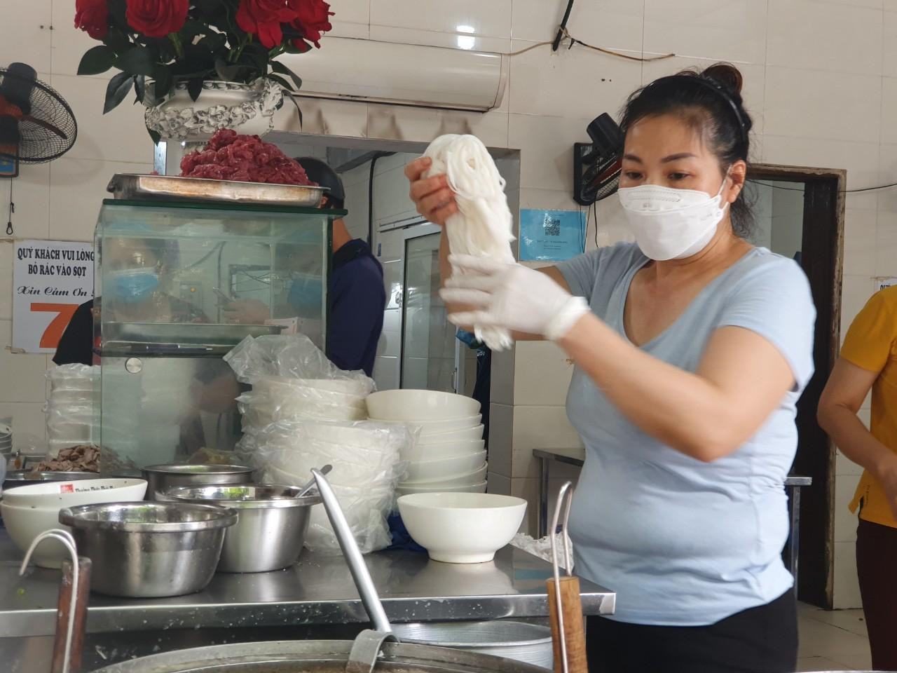 Phở là món ăn được người dân mong chờ nhất sau những ngày giãn cách xã hội. Ghi nhận tại quán phở gia truyền nằm trên phố Nguyễn Sơn (quận Long Biên), lượng khách tấp nập xếp hàng chờ mua. Phở là món ăn được người dân mong chờ nhất sau những ngày giãn cách xã hội. Ghi nhận tại quán phở gia truyền nằm trên phố Nguyễn Sơn (quận Long Biên), lượng khách tấp nập xếp hàng chờ mua.