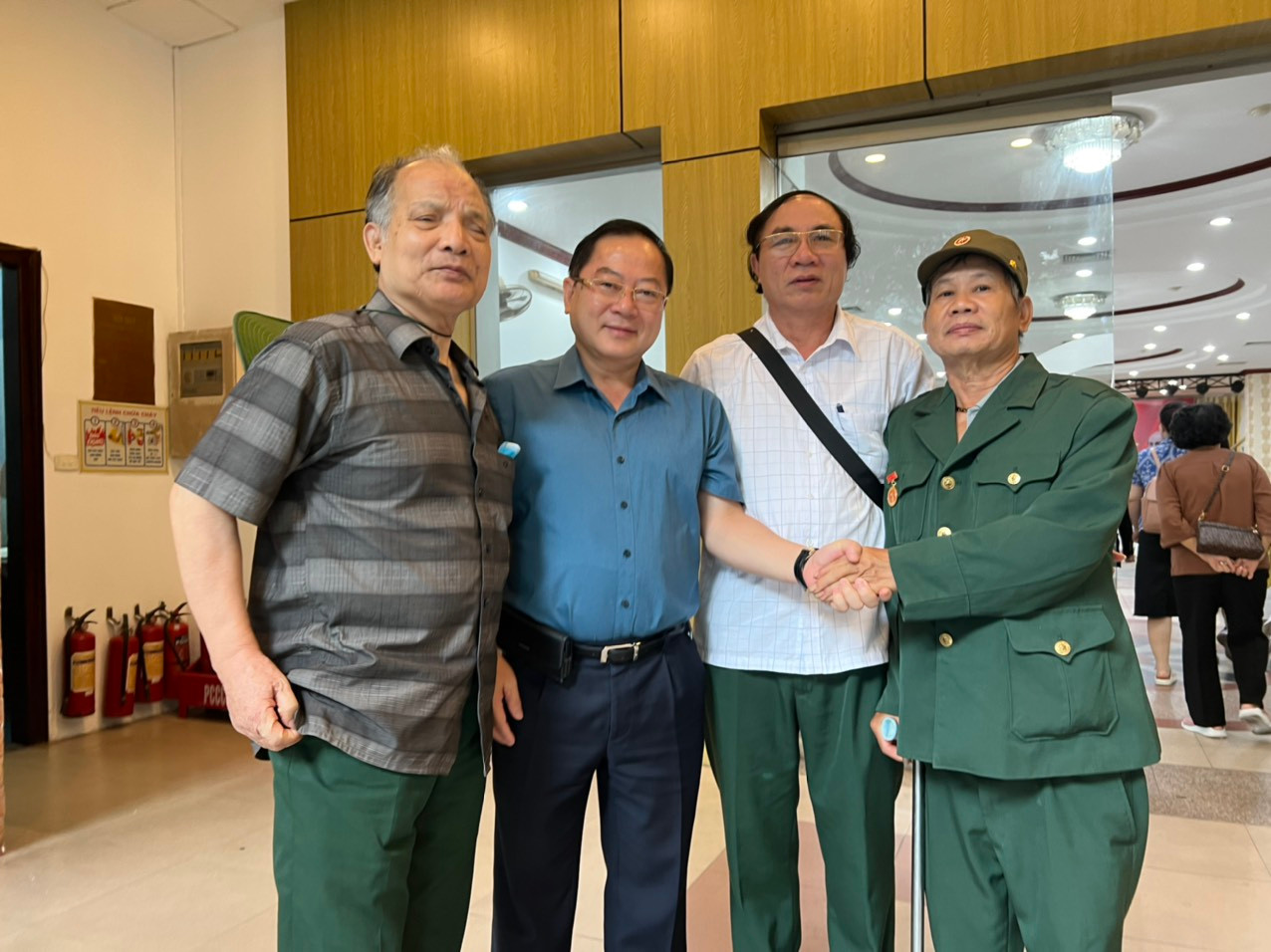 Ông Phạm Thành Trụ - Giám đốc Trung tâm điều dưỡng thương binh Nghệ An, gửi lời cảm ơn Ban tổ chức chương trình, sự tận tình chu đáo của cán bộ, phóng viên báo Tiền Phong đã đồng hành trong suốt thời gian các đại biểu về thăm Hà Nội, viếng Lăng Chủ tịch Hồ Chí Minh... Đó là sự tri ân thiết thực với những thương, bệnh binh....