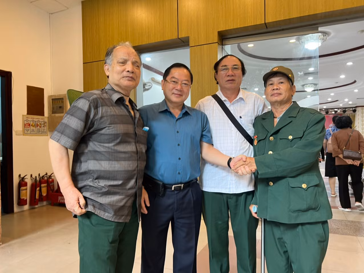 Ông Phạm Thành Trụ - Giám đốc Trung tâm điều dưỡng thương binh Nghệ An, gửi lời cảm ơn Ban tổ chức chương trình, sự tận tình chu đáo của cán bộ, phóng viên báo Tiền Phong đã đồng hành trong suốt thời gian các đại biểu về thăm Hà Nội, viếng Lăng Chủ tịch Hồ Chí Minh... Đó là sự tri ân thiết thực với những thương, bệnh binh....