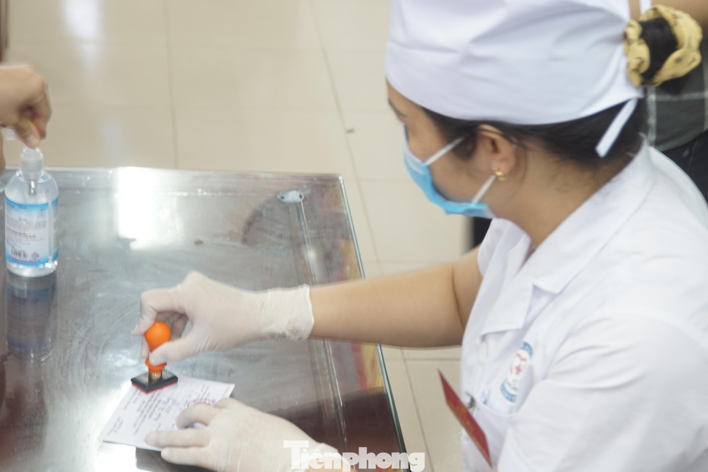 Đóng dấu xác nhân vào phiếu cử tri