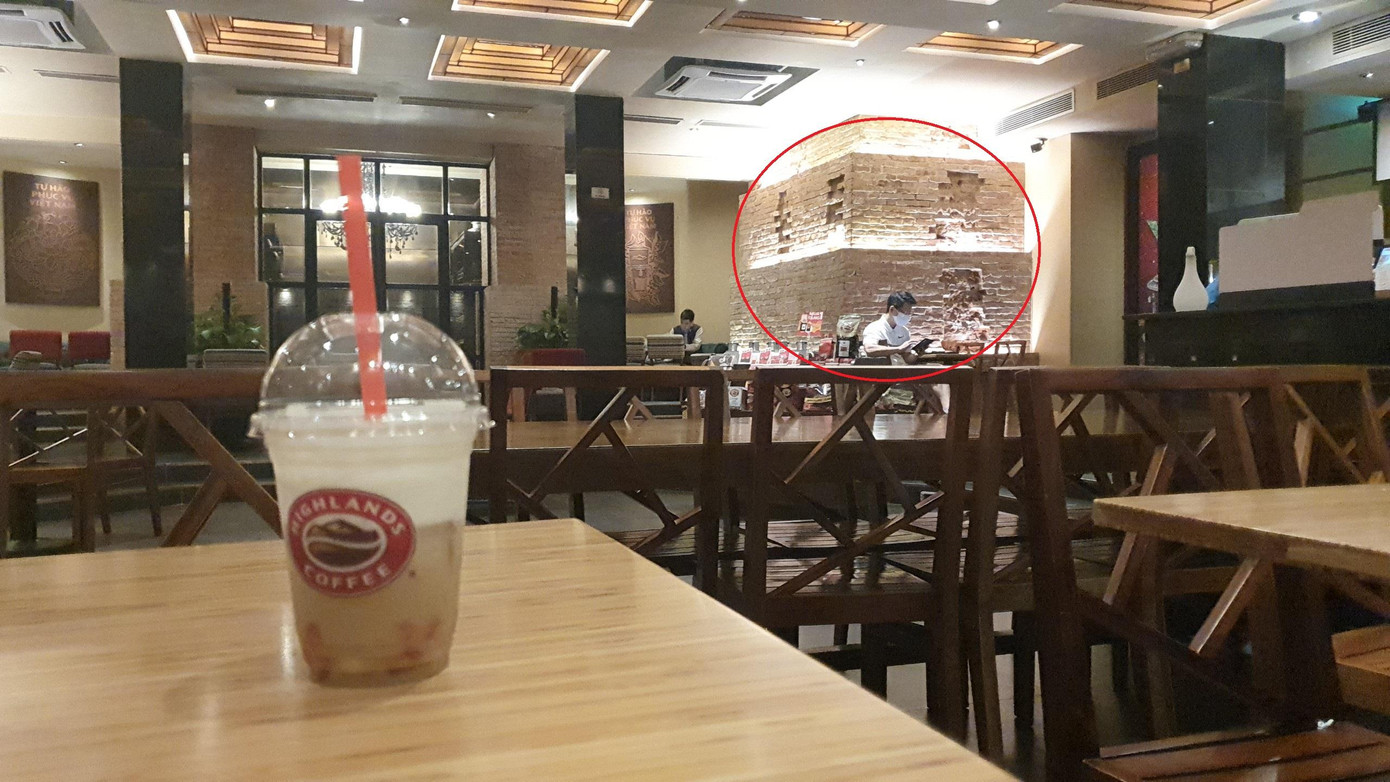 Toàn bộ tường của tầng hầm Nhà hát Lớn (chiều cao trung bình khoảng 3m) từ cổng hầm, mái vòm không có lớp vữa trát, lộ gạch mộc.