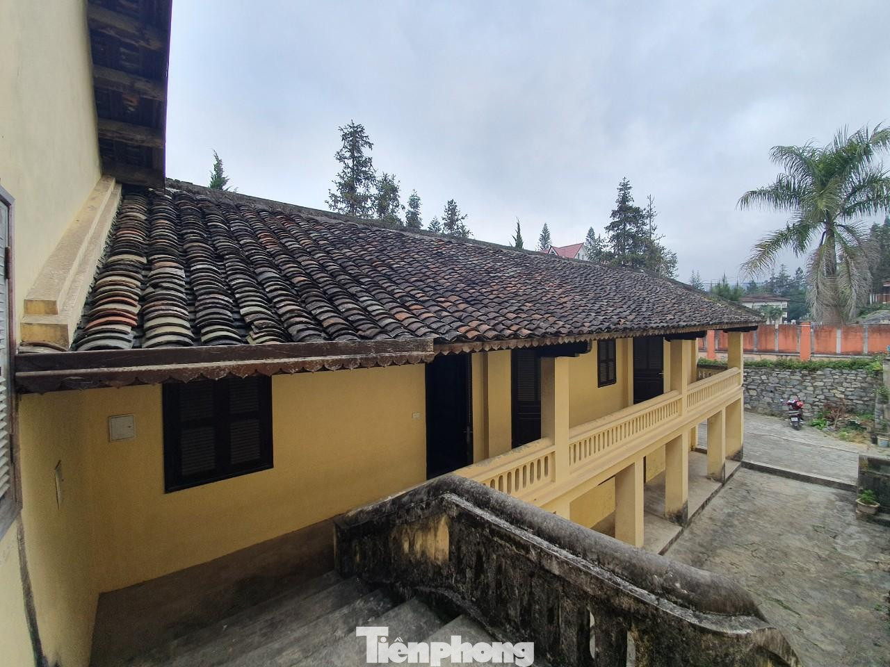 Hệ thống cột, mái được đắp nổi nhiều họa tiết dây lá nho, hoa văn nguyệt quế biểu tượng cho sự thịnh vượng, ấm no, hạnh phúc. Mái lợp bằng ngói âm dương.