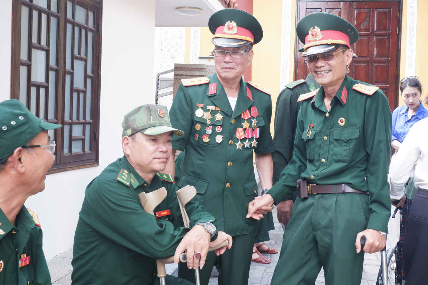 Nhiều người trước đây là đồng đội, nay mới có dịp gặp nhau hàn huyên.