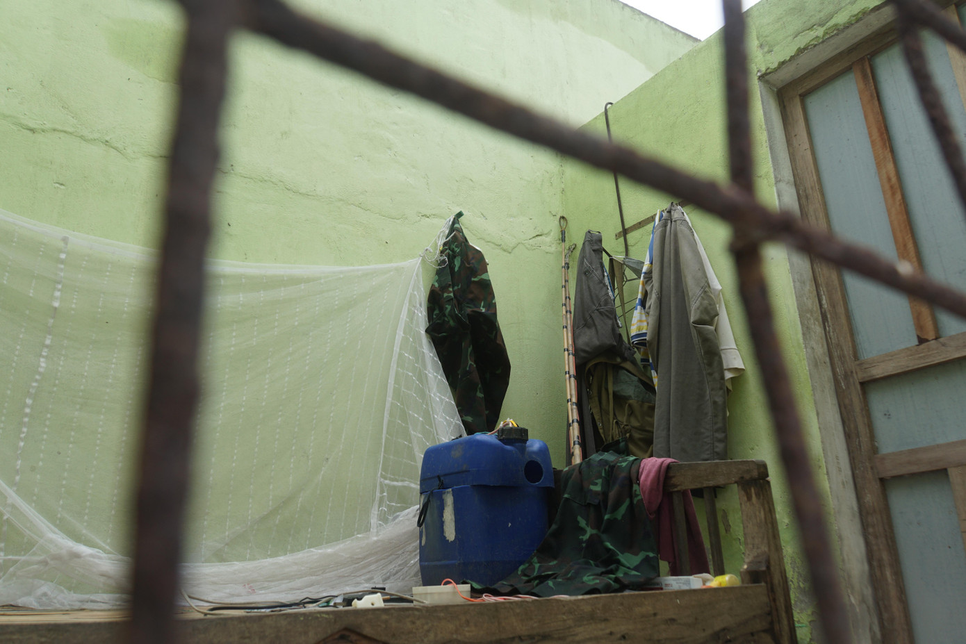 Đồ đạc sinh hoạt bên trong căn nhà tạm đã bị gió cuốn đi tung tóe. Theo tính toán, gia đình ông mất hơn 100 triệu đồng.